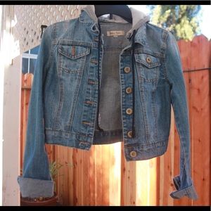 Crop denim jacket with tight fit